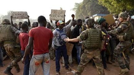 Confusion totale à Bangui, où les troupes tchadiennes et françaises sont accusées de partialité. (AFP/ Miguel Medina)