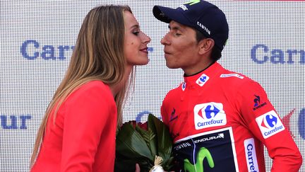 Le coureur colombien Nairo Quintana (Movistar) est félicité sur le podium, au terme de la onzième étape du Tour d'Espagne, le 31 août 2016 à Pena Cabarga. (JOSE JORDAN / AFP)