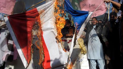 le drapeau fran&ccedil;ais br&ucirc;l&eacute; &agrave; Peshawar (MOHAMMAD SAJJAD/AP/SIPA / AP)