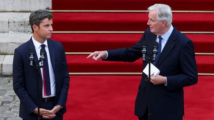 Le nouveau Premier ministre Michel Barnier et son prédécesseur Gabriel Attal lors de la passation de pouvoir à Matignon, le 5 septembre 2024. (GEOFFROY VAN DER HASSELT / AFP)