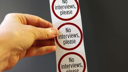 Des autocollants "Pas d'interviews, merci" destin&eacute;s &agrave; &ecirc;tre distribu&eacute;s aux proches des victimes d'Anders Behring Breivik avant le d&eacute;but de son proc&egrave;s &agrave; Oslo (Norv&egrave;ge), le 15 avril 2012. (SCANPIX / REUTERS)