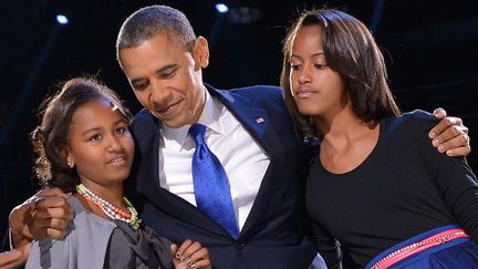 Barack Obama et ses filles Sasha (&agrave; gauhe) et Malia (&agrave; droite) le soir de sa r&eacute;&eacute;lection &agrave; la pr&eacute;sident des Etats-Unis le 6 novembre 2012 &agrave; Chicago.&nbsp; (JEWEL SAMAD / AFP)