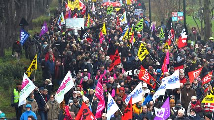 Des opposants à la réforme des retraites manifestent à Nantes, le 24 janvier 2020. (LOIC VENANCE / AFP)