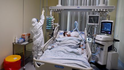 Un patient atteint du Covid-19 à l'hôpital Mariinsky de Saint Petersbourg (russie). Photo d'illustration. (OLGA MALTSEVA / AFP)