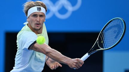 Alexander Zverev en finale face à Karen Khachanov, le 1er août 2021 à Tokyo. (MARIJAN MURAT / DPA / AFP)