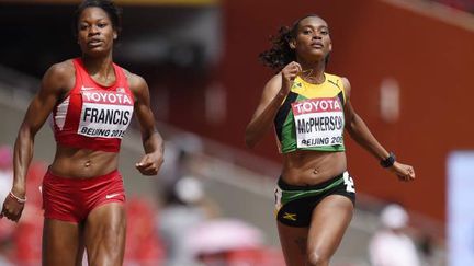 La Jamaïquaine McPherson et l'Américaine Francis à la lutte en séries du 400m