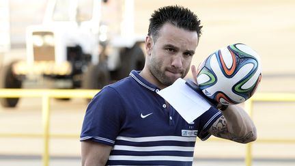 Le milieu de terrain de l'&eacute;quipe de France Mathieu Valbuena salue les supporters avant de monter dans l'avion pour la France, le 5 juillet 2014, &agrave; Ribeirao Preto (Br&eacute;sil), apr&egrave;s l'&eacute;limination des Bleus en Coupe du monde.&nbsp; (FRANCK FIFE / AFP)