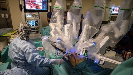 Un robot intervient sur un patient dans un bloc opératoire à l'hôpital Robert Debré à Paris, le 5 avril 2019. (THOMAS SAMSON / AFP)