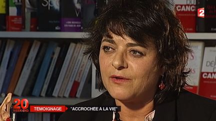 Giovanna Valls Galfetti, la s&oelig;ur de Manuel Valls, face &agrave; une cam&eacute;ra de France 2, revient sur son livre "Accroch&eacute;e &agrave; la vie" dans lequel elle raconte son combat contre la drogue et la maladie. ( FRANCE 2)