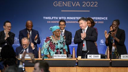 La directrice générale de l'OMC Ngozi Okonjo-Iweala, applaudie après le succès de la conférence qui a permis des avancées significatives, à Genève, le 17 juin 2022. (FABRICE COFFRINI / POOL)