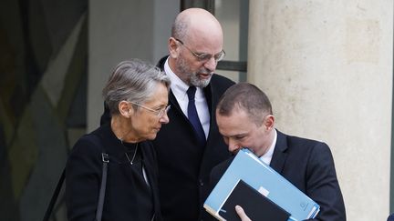 Les ministres Elisabeth Borne, Jean-Michel Blanquer et Olivier Dussopt à l'issue d'un Conseil des ministres à l'Elysée le 2 mars 2022 (LUDOVIC MARIN / AFP)