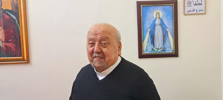 Monseigneur Samir Nassar, archevêque du diocèse maronite de Damas, tient à rassurer ses disciples après l'arrivée au pouvoir du groupe islamiste HTS. (GILLES GALLINARO / FRANCEINFO / RADIO FRANCE)