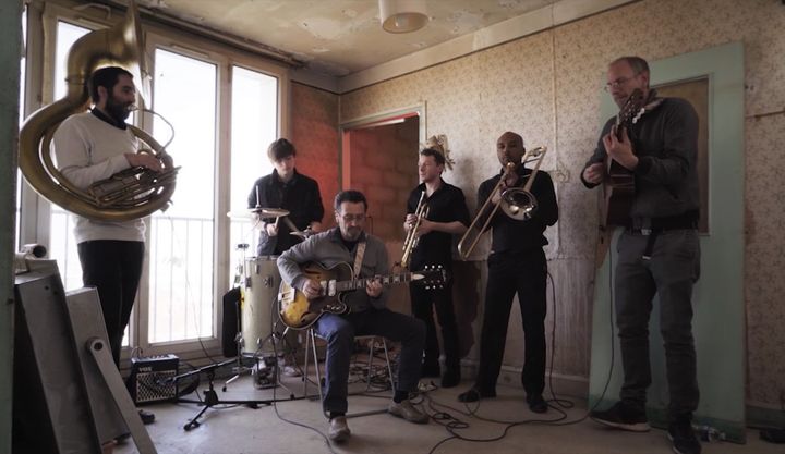 Le groupe emmené par Manu Merlot filmé dans les ruines de la cité Gagarine avant démolition&nbsp;dans le documentaire "On a grandi ensemble" d'Adnane Tragha. (LES FILMS QUI CAUSENT)