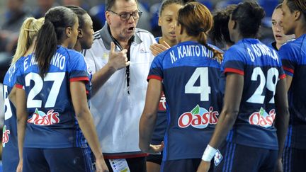 Olivier Krumbohlz et les filles de l'équipe de France (JEAN-CHRISTOPHE VERHAEGEN / AFP)