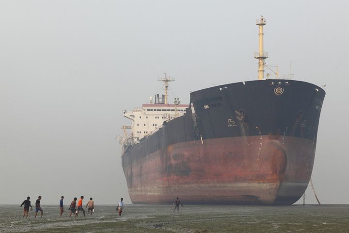 Ouvriers à l'œuvre sur un chantier de démantèlement de navires à Chittagong au Bangladesh. Des navires, monstres métalliques couchés sur le sable de la plage, dépecés peu à peu par des fourmis humaines...
 (AFP - BIOSPHOTO - PIERRE TORSET )