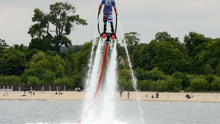 Un homme dot&eacute; d'"hydro shoes" vole au-dessus de la mer Baltique &agrave; Sopot (Pologne), le 7 juin 2012. (PATRIK STOLLARZ / AFP)