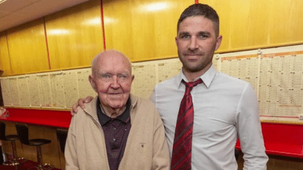 Dennis O'Connor avec le manager du bureau de paris sportifs (CAPTURE ECRAN FRANCE 2)