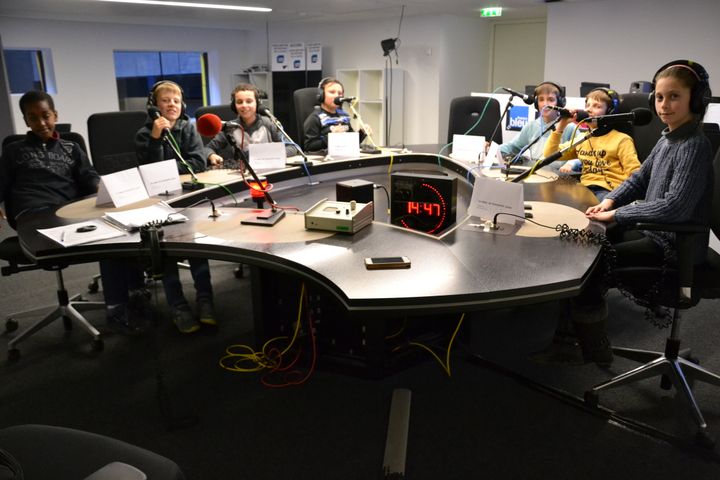 Ces élèves ont enregistré leur émission à Radio France. A cette occasion, ils ont aussi pu découvrir et visiter la rédaction de franceinfo. (franceinfo junior / Radio France)