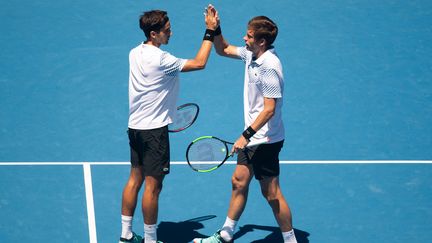 Les Français Pierre-Hugues Herbert et Nicolas Mahut lors d'un quart de finale à l'Open d'Australie, à Melbourne, le 23 janvier 2019. (XINHUA / MAXPPP)