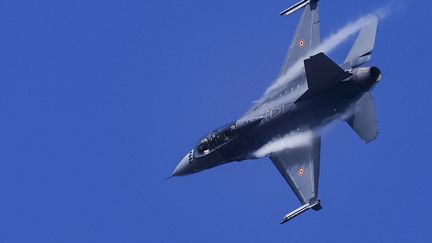 Un avion de combat belge F-16 participe à l'exercice nucléaire aérien de l'OTAN à la base aérienne de Kleine-Brogel, en Belgique, le 18 octobre 2022. (KENZO TRIBOUILLARD / AFP)