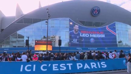 Les&nbsp;supporters en folie depuis l'arrivée de Lionel Messi au PSG. (CAPTURE ECRAN FRANCE 2)