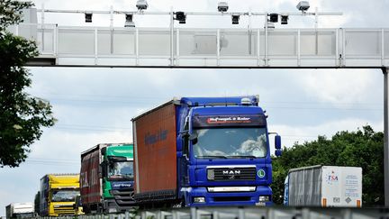 Un camion passe sous un portique &eacute;cotaxe le 27 juin 2013, sur l'A25, au niveau d'Armenti&egrave;res (Nord). (PHILIPPE HUGUEN / AFP)