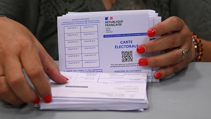 Des cartes électorales, le 12 juin 2022 à Marseille (Bouches-du-Rhône). (CHRISTOPHE SIMON / AFP)