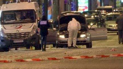 La voiture de l'assaillant qui a tiré sur des policiers, sur les Champs-Elysées à Paris, le 20 avril 2017. (REUTERS TV)