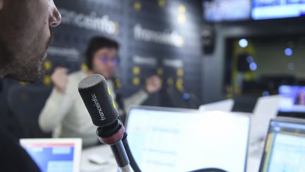 Dans un studio de franceinfo à Paris (France). (CHRISTOPHE ABRAMOWITZ / RADIO FRANCE)