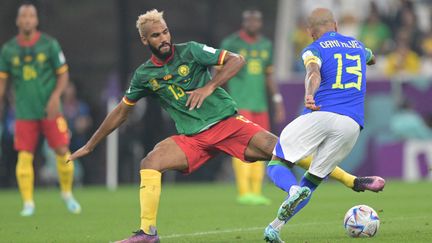 Eric Maxim Choupo-Moting barre la route de Dani Alves lors de Cameroun-Brésil, le vendredi 2 décembre à Lusail. (EVRIM AYDIN / AFP)