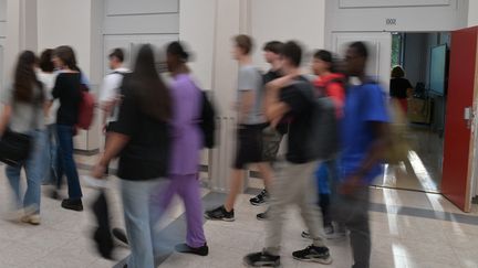 Des élèves ans les couloirs du lycée Victor-Duruy à Paris le 4 septembre 2023. (MIGUEL MEDINA / AFP)