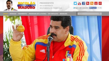 Nicolas Maduro brandit la mangue qui lui a &eacute;t&eacute; lanc&eacute;e &agrave; la t&ecirc;te, comme le montre son site officiel.&nbsp; (NICOLASMADURO.ORG.VE)