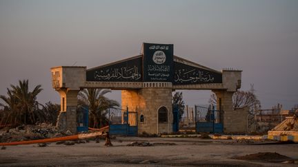 Le portail d'une zone bombardée à Raqqa (Syrie) porte le logo du groupe Etat islamique, le 23 février 2018.&nbsp; (SEBASTIAN BACKHAUS / NURPHOTO / AFP)