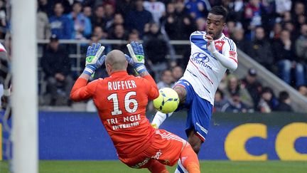 L'attaquant lyonnais Alexandre Lacazette bute sur le gardien de Saint-Etienne St&eacute;phane Ruffier, lors du derby entre les deux &eacute;quipes, le 28 avril 2013. (PHILIPPE MERLE / AFP)