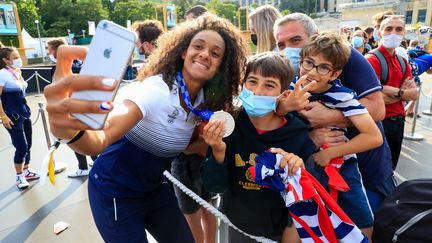 Anne-Cécile Ciofani après sa médaille d'argent aux Jeux olympiques de Tokyo, le 2 août 2021. (AGENCE KMSP via AFP)