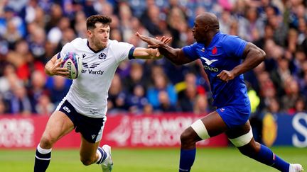 Blair Kinghorn, ballon en main, lors du match face à la France, le 5 août 2023 à Murrayfield (Ecosse). (JANE BARLOW / MAXPPP)