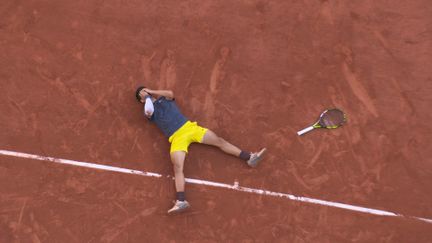 Avec un ultime jeu de service bien exécuté, Carlos Alcaraz a conclu ce match et s'est imposé en cinq sets face à Alexander Zverev.  Il remporte ainsi son troisième titre du Grand Chelem et son premier Roland-Garros, à seulement 21 ans !