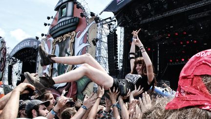 &nbsp; (Une festivalière portée par la foule, lors de l'édition 2015 du Hellfest © MAXPPP)