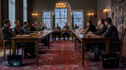 Diehl, Thomas Loibl, Rafael Stachowiak, Lilli Fichtner, Frederic Linkemann, Sascha Nathan, Markus Schleinzer, dans "La Conférence" de Matti Geschonneck. (CONSTANTIN FILMS)