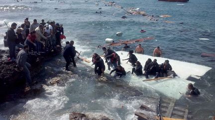 Migrants clandestins en difficult&eacute; sur les c&ocirc;tes de l'&icirc;le de Rhodes (Gr&egrave;ce), le 20 avril 2015.&nbsp; (ATHENS NEWS AGENCY / ANADOLU AGENCY / AFP)