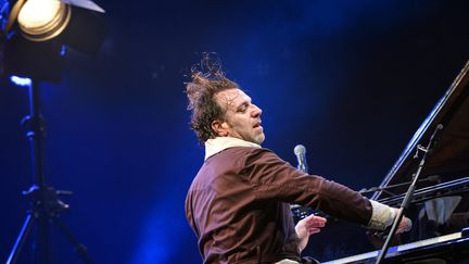 Chilly Gonzales, au Montreux Jazz Festival, en 2017. (FABRICE COFFRINI / AFP)