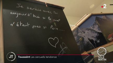 Des cercueils tendance. (France 2)