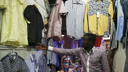 Un petit vendeur de fripes sur le marché d'Abuja, capitale du Nigeria. Un marché qui fait vivre des dizaines de grossistes et des milliers de petits détaillants. (AFOLABI SOTUNDE / X02098)