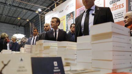 Emmanuel Macron au Salon du livre de Paris en 2018. (ETIENNE LAURENT / POOL / AFP)