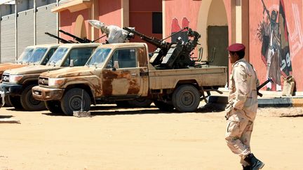 Un ex-rebelle libyen sort d'une gendarmerie &agrave; Koufra, dans le sud de la Libye, o&ugrave; des milices tribales s'affrontent, le 20 mars 2012.&nbsp; (MAHMUD TURKIA / AFP)