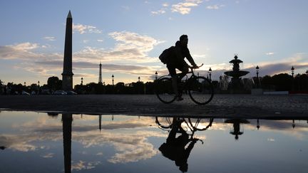 Un cycliste sur la place de la Concorde à Paris, le 24 septembre 2015. (LUDOVIC MARIN / AFP)