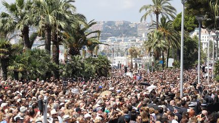 Minute de silence au jardin Albert 1er à Nice le 18 juillet 2016 (VALERY HACHE / AFP)