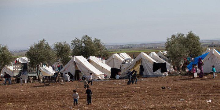 Camp de fortune à la frontière turque. Les personnes qui ont fui les combats de la région d'Alep se retrouvent sous ses tentes, ne pouvant franchir la frontière turque. (18 février 2016) (ORHAN CICEK / ANADOLU AGENCY)