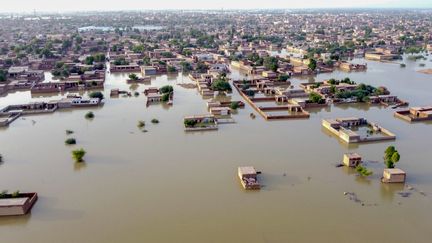 Une zone résidentielle inondée après de fortes pluies de mousson dans la province du Baloutchistan au Pakistan, le 29 août 2022. (FIDA HUSSAIN / AFP)