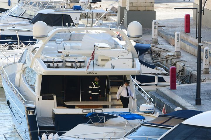 Les policiers maltais à bord du yacht de Yorgen Fenech lors de son arrestation, le 20 novembre 2019. (JONATHAN BORG / AFP)